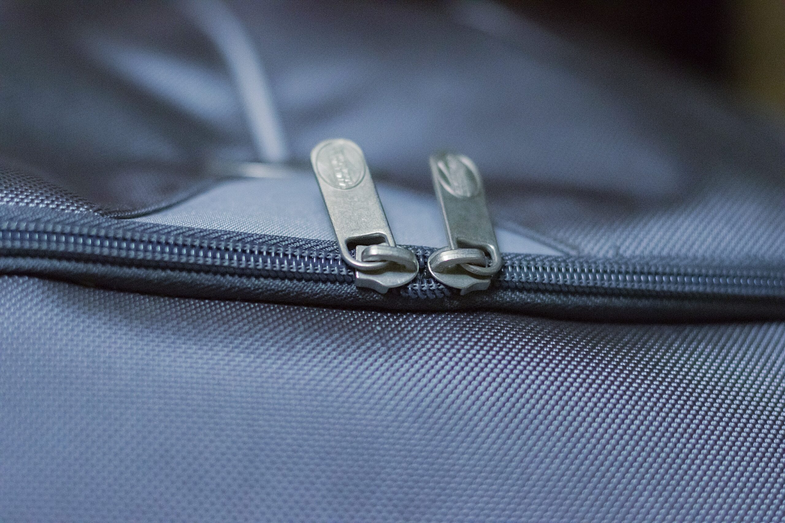 zipper testing, zipper on suitcase