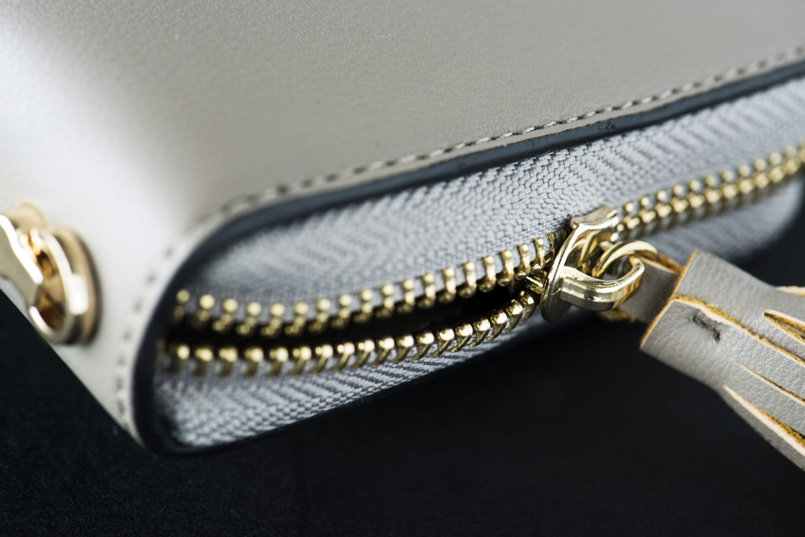 zipper on wallet, testing quality.